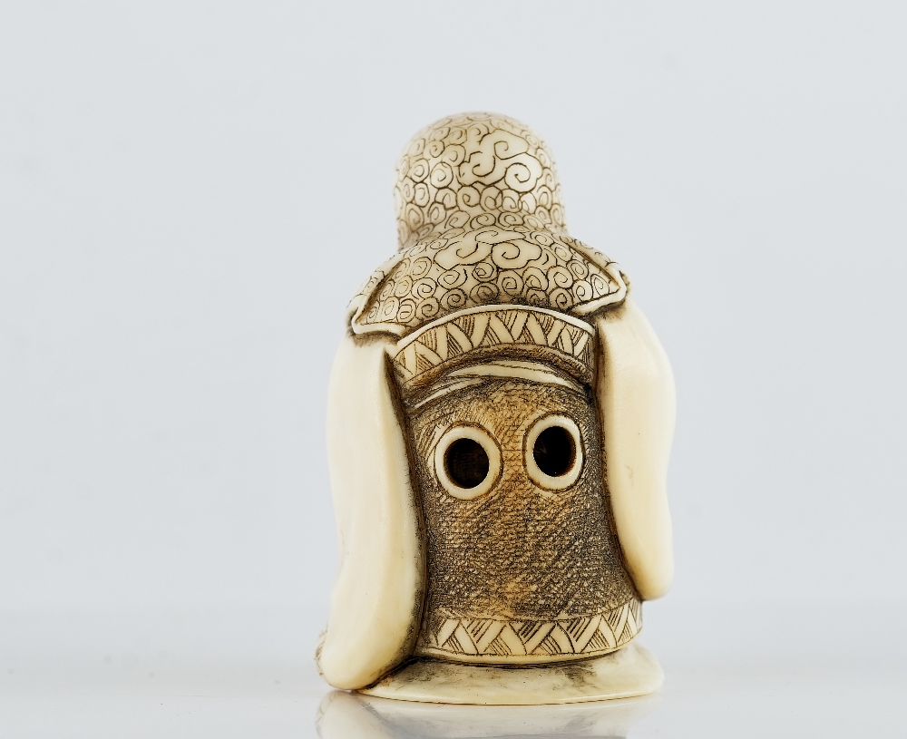 A Japanese ivory netsuke of a bearded old man - Image 4 of 6