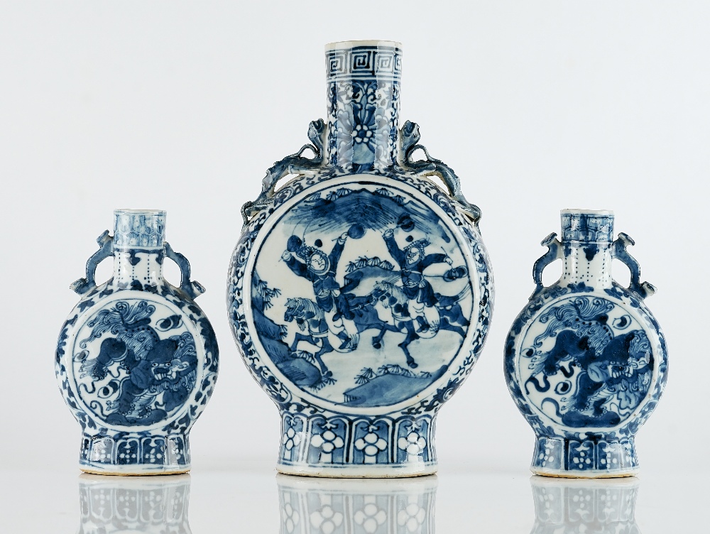 A Chinese blue and white moonflask - Image 2 of 5