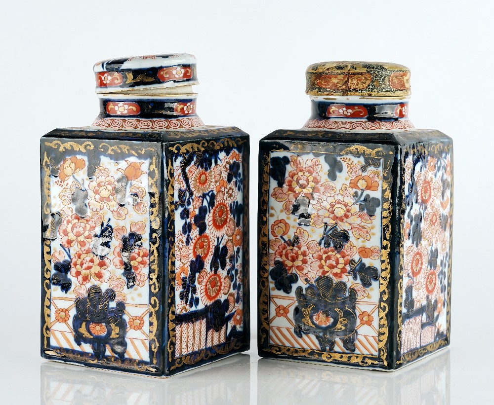 A pair of Japanese Imari canisters and two covers - Image 3 of 8