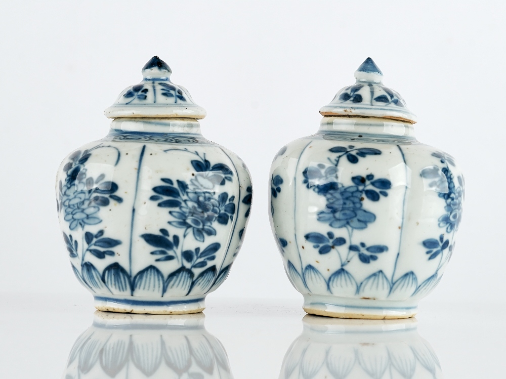 A pair of small Chinese blue and white vases and covers - Image 2 of 5
