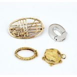 A 9ct gold brooch and three further items (4)