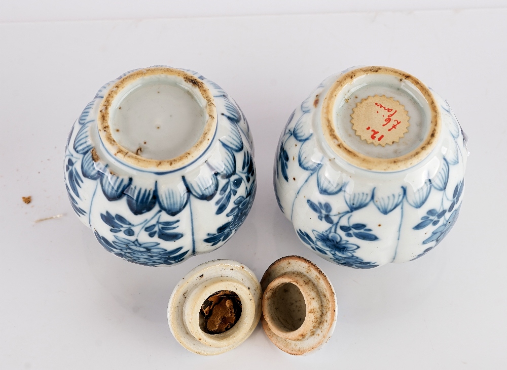 A pair of small Chinese blue and white vases and covers - Image 5 of 5
