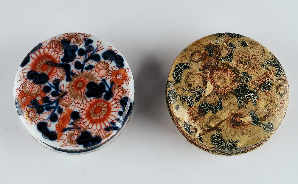 A pair of Japanese Imari canisters and two covers - Image 6 of 8