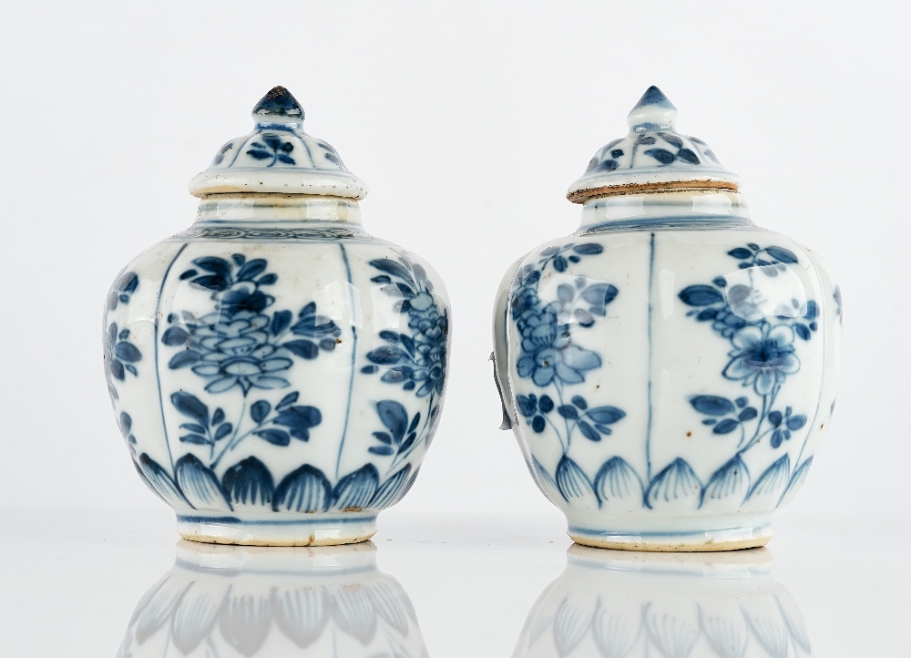 A pair of small Chinese blue and white vases and covers - Image 3 of 5