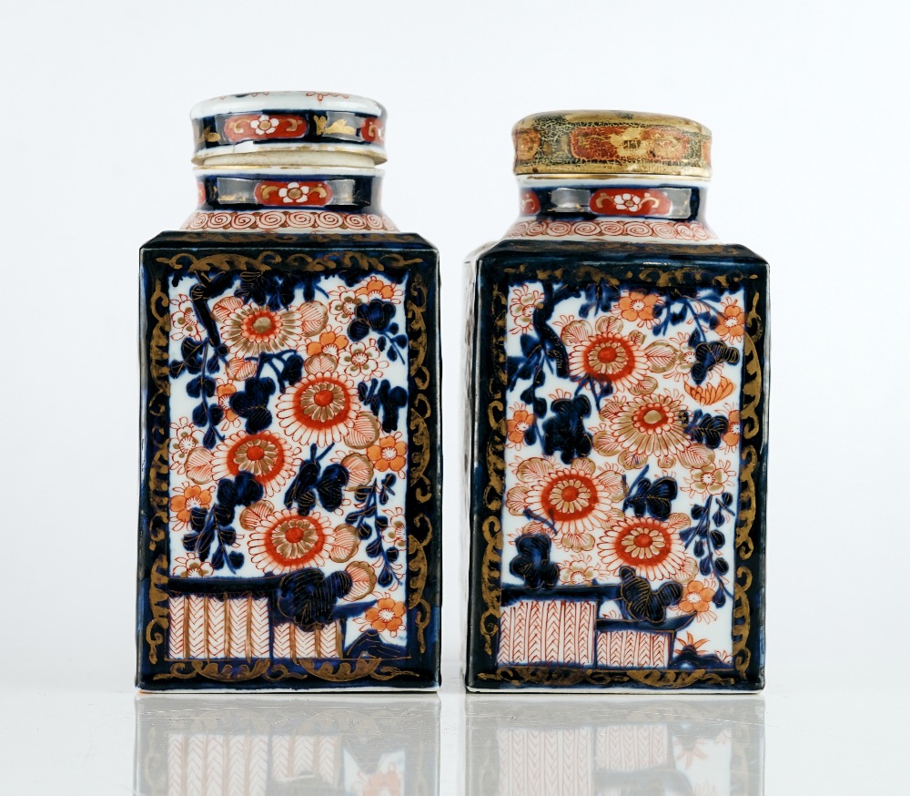 A pair of Japanese Imari canisters and two covers - Image 2 of 8