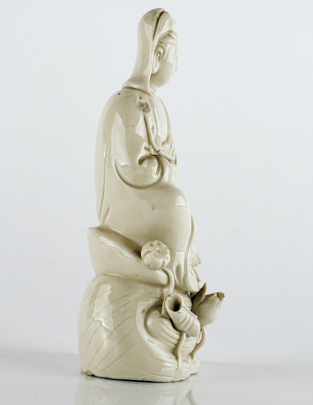 A Chinese blanc de chine figure of Guanyin - Image 5 of 5