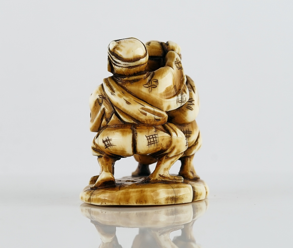 A Japanese ivory netsuke of two blind men - Image 3 of 5