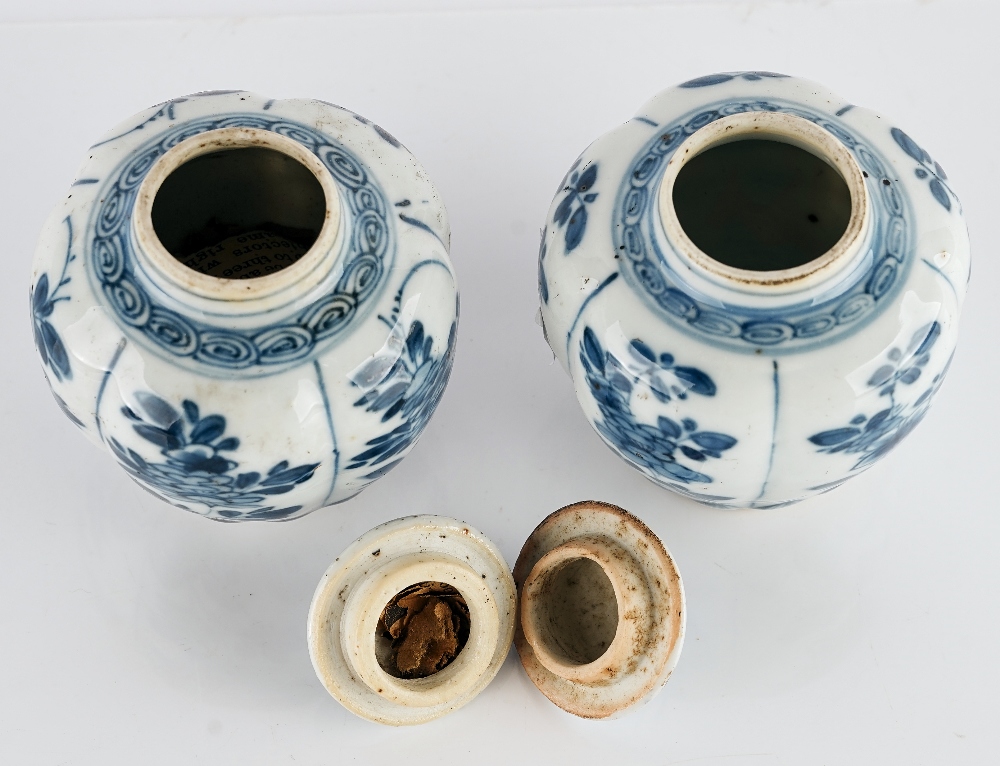 A pair of small Chinese blue and white vases and covers - Image 4 of 5