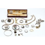 A Yard-O-Led pencil, two thimbles and mostly silver jewellery (25)