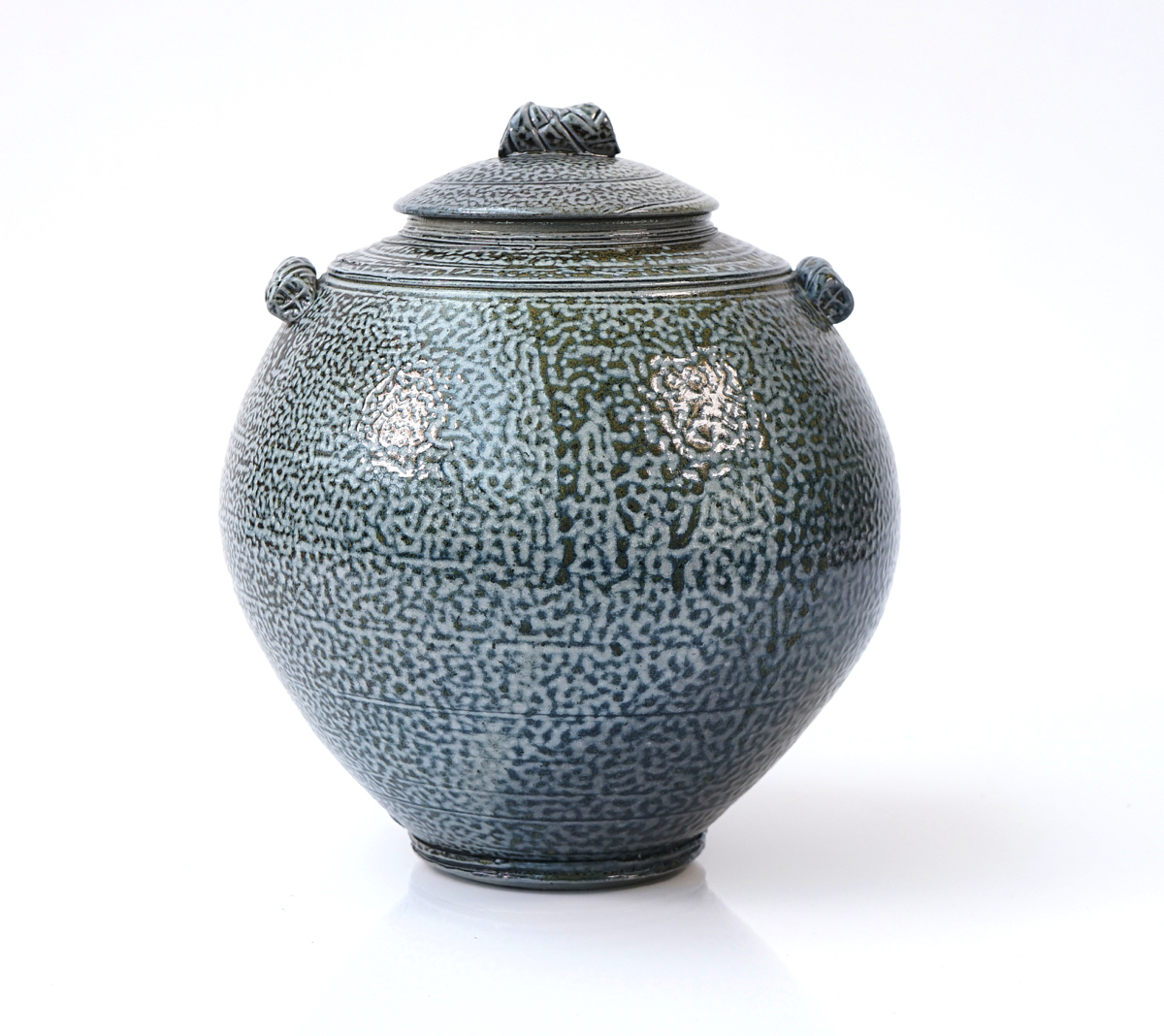 A CONTEMPORARY STUDIO POTTERY SALT GLAZED URN AND COVER - Image 3 of 3