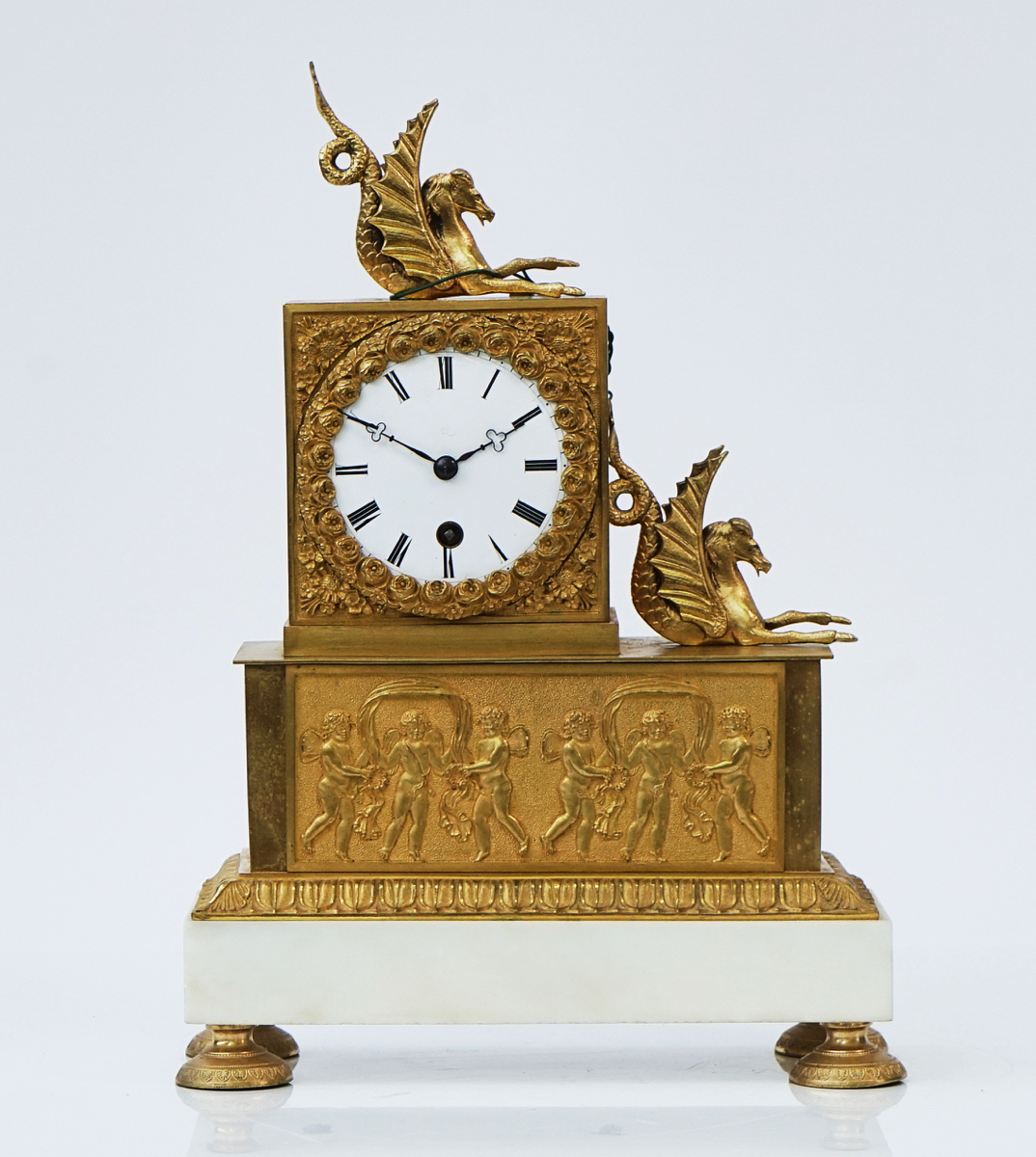 A FRENCH ORMOLU MOUNTED TIMEPIECE - Image 4 of 9