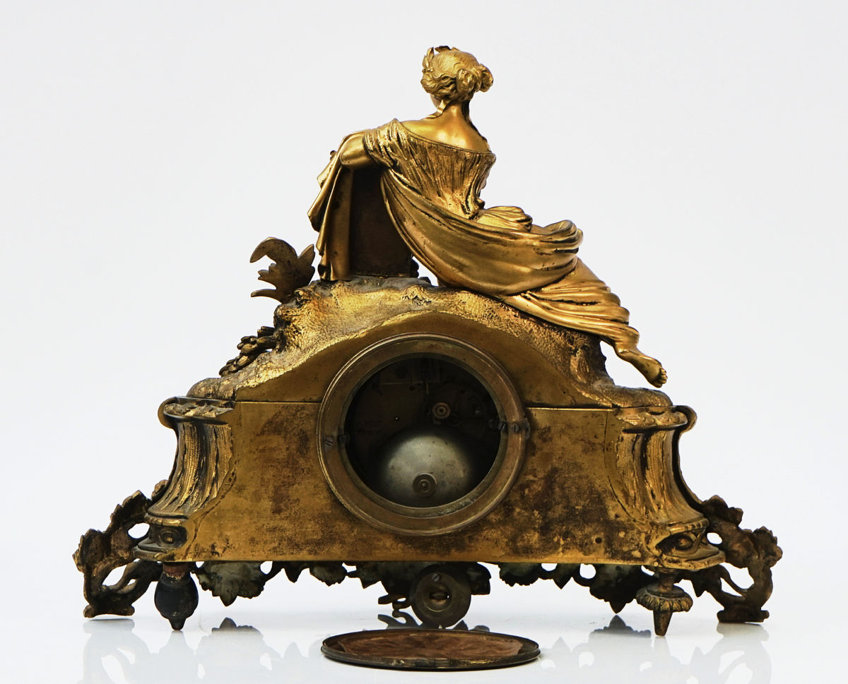 A FRENCH GILT-METAL AND MARBLE MOUNTED STRIKING MANTEL CLOCK - Image 4 of 7