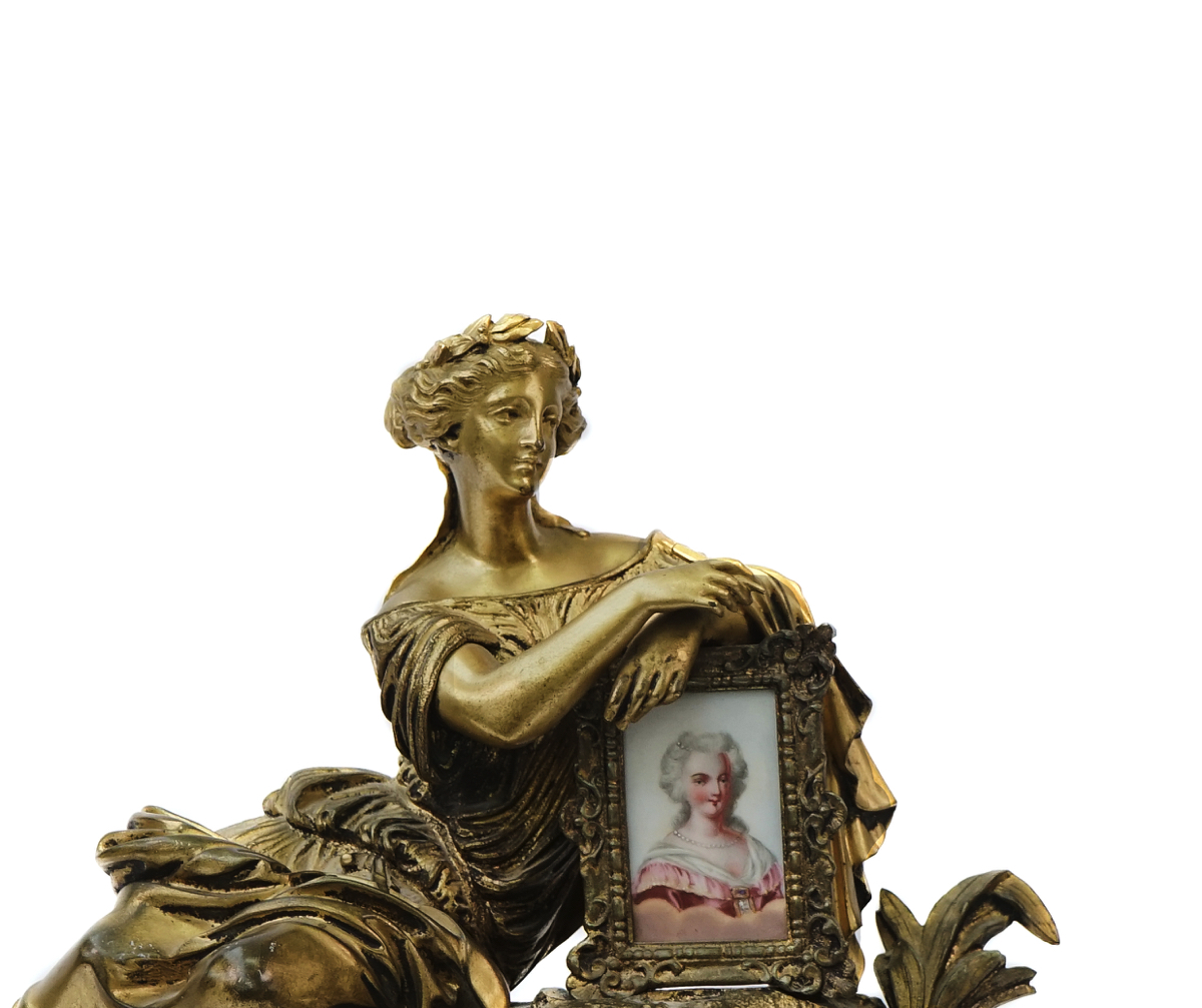 A FRENCH GILT-METAL AND MARBLE MOUNTED STRIKING MANTEL CLOCK - Image 7 of 7