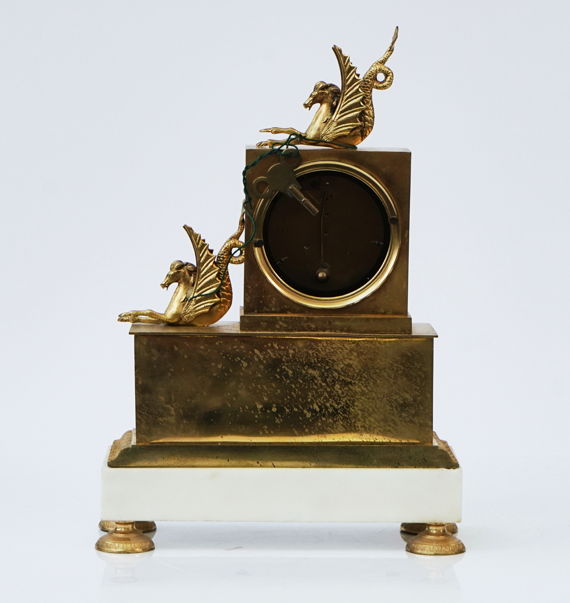 A FRENCH ORMOLU MOUNTED TIMEPIECE - Image 6 of 9