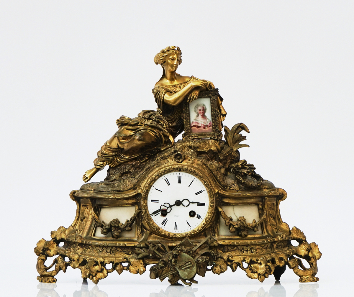 A FRENCH GILT-METAL AND MARBLE MOUNTED STRIKING MANTEL CLOCK - Image 2 of 7