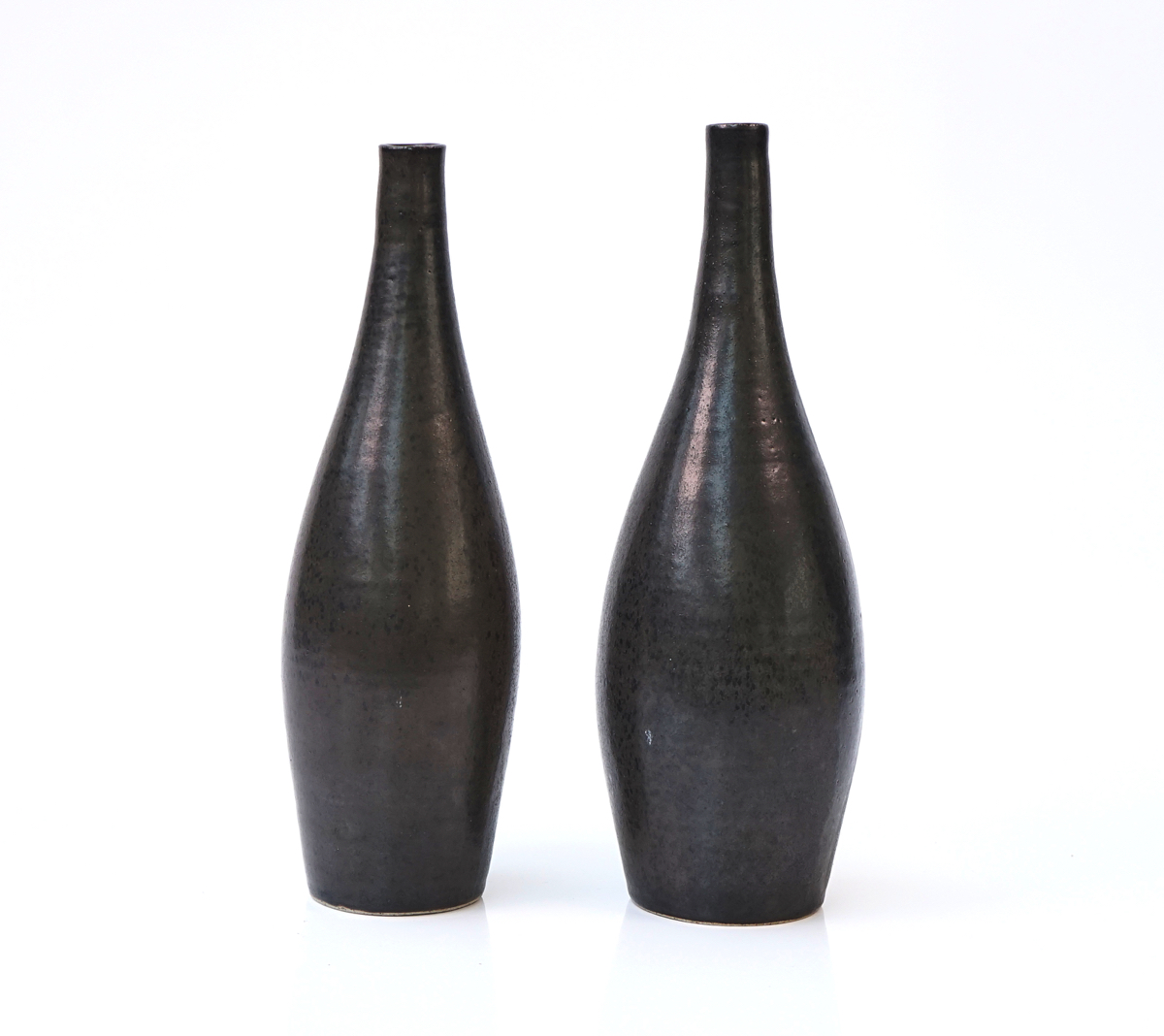 A PAIR OF CONTEMPORARY STUDIO POTTERY GLAZED STONEWARE BOTTLE VASES - Image 2 of 4