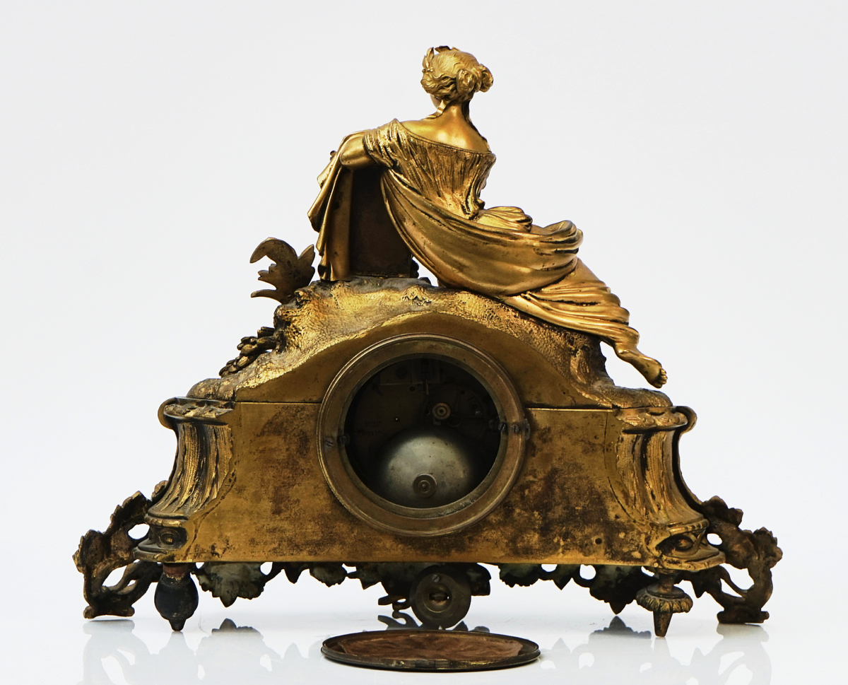 A FRENCH GILT-METAL AND MARBLE MOUNTED STRIKING MANTEL CLOCK - Image 5 of 7