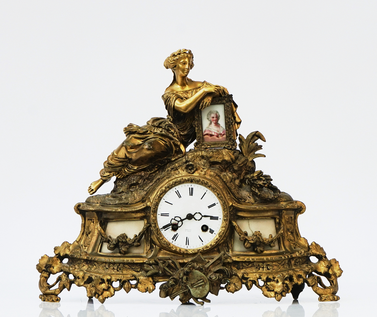 A FRENCH GILT-METAL AND MARBLE MOUNTED STRIKING MANTEL CLOCK - Image 3 of 7