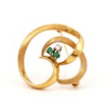 AN 18CT GOLD, EMERALD AND DIAMOND BROOCH