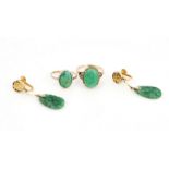 A GOLD AND JADE SINGLE STONE RING AND TWO FURTHER ITEMS (3)