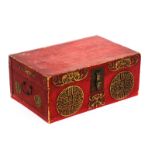 A CHINESE EXPORT PARCEL GILT AND SCARLET LACQUER RECTANGULAR TRUNK