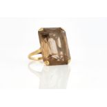 A 9CT GOLD AND SMOKY QUARTZ SINGLE STONE RING