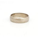 AN 18CT WHITE GOLD DECORATED WEDDING RING