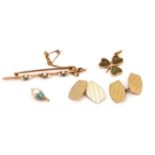 A GOLD, AQUAMARINE AND SEED PEARL BAR BROOCH AND THREE FURTHER ITEMS (4)
