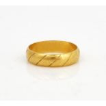 A 22CT GOLD DECORATED WEDDING RING
