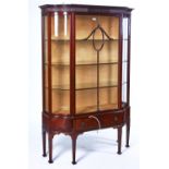 AN EARLY 20TH CENTURY MAHOGANY DISPLAY CABINET