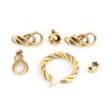 A PAIR OF 9CT GOLD EARRINGS AND FOUR FURTHER ITEMS (5)