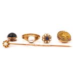A GOLD AND DIAMOND SINGLE STONE STICK PIN AND FOUR FURTHER ITEMS (5)
