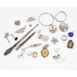 A VICTORIAN SILVER SEAL WITH A SILVER NECKCHAIN AND A GROUP OF FURTHER ITEMS (QTY)