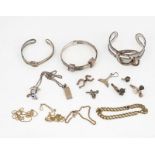 A COLLECTION OF GOLD AND SILVER JEWELLERY (QTY)