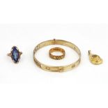 AN 18CT GOLD WEDDING BAND RING AND THREE FURTHER ITEMS OF JEWELLERY (4)