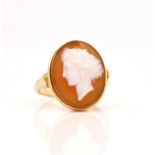 A GOLD AND BANDED AGATE CAMEO RING