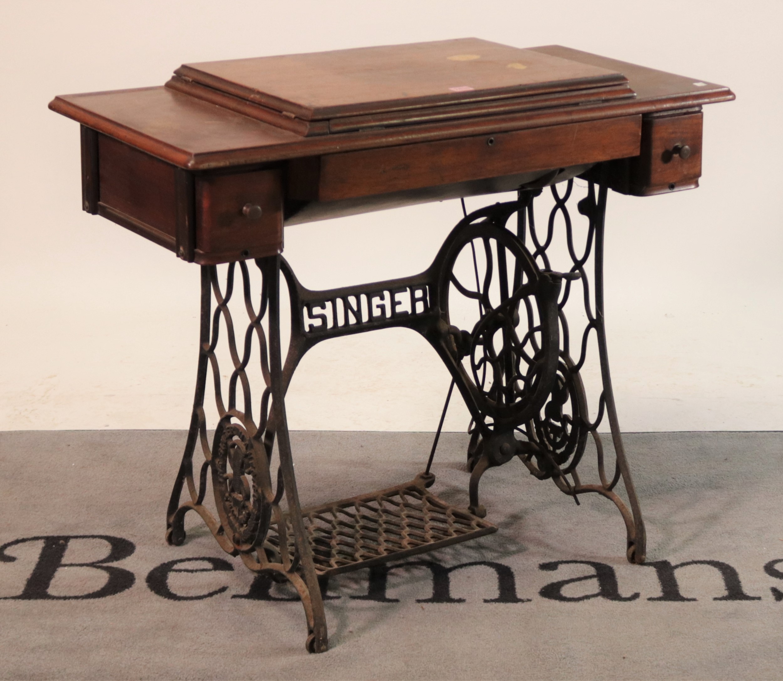 ‘Singer’ an early 20th century treadle powered sewing table - Image 8 of 8