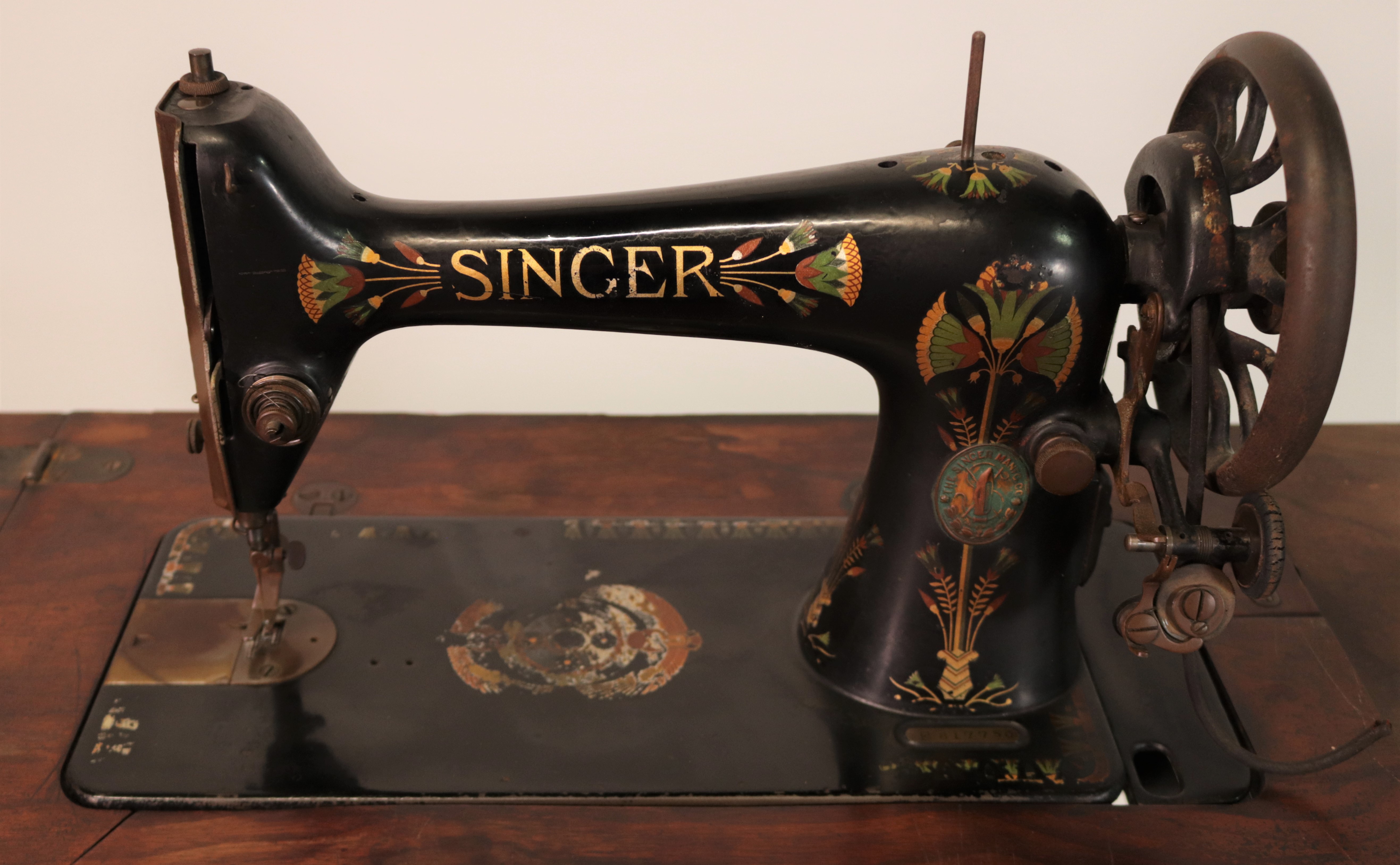 ‘Singer’ an early 20th century treadle powered sewing table - Image 3 of 8