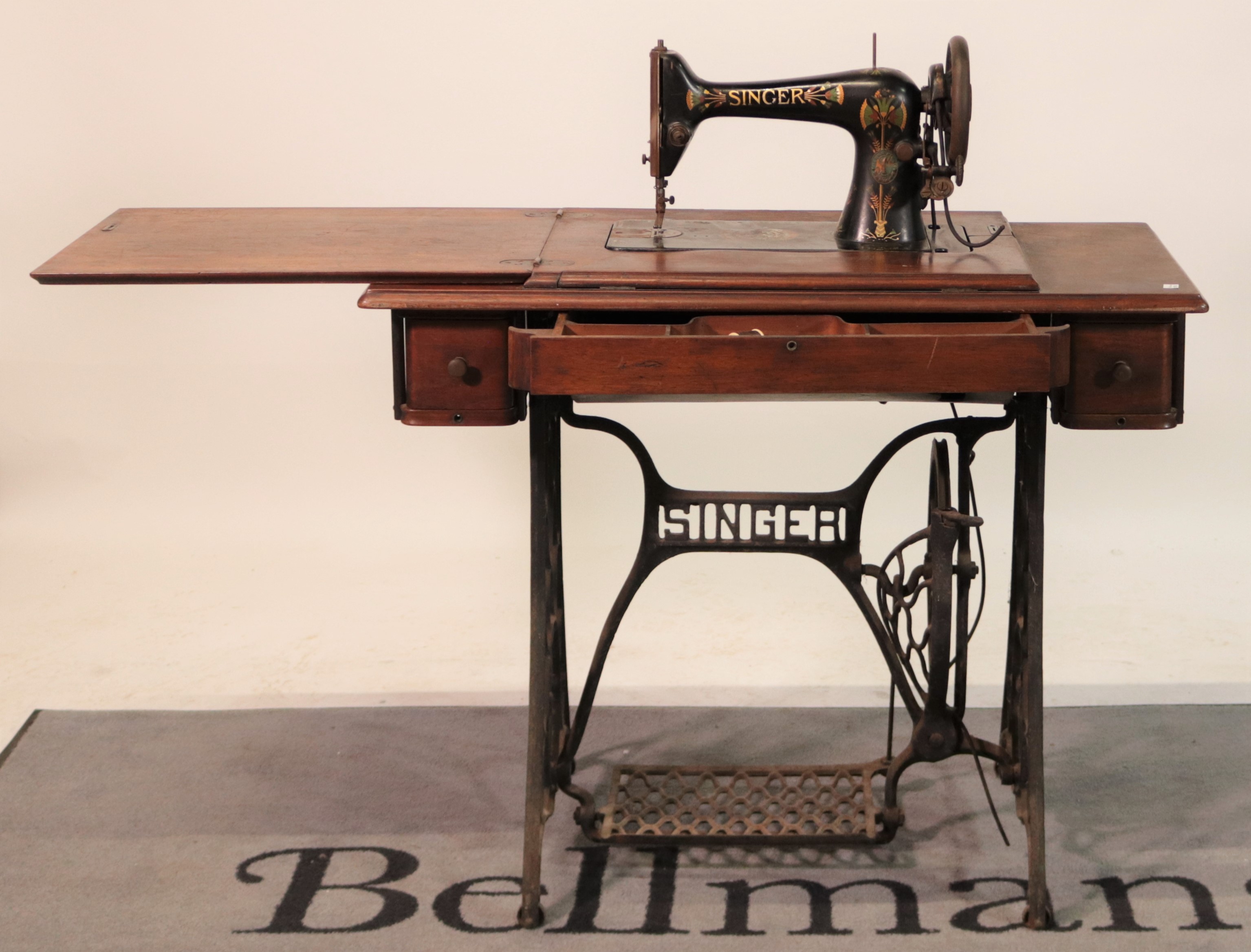 ‘Singer’ an early 20th century treadle powered sewing table - Image 2 of 8