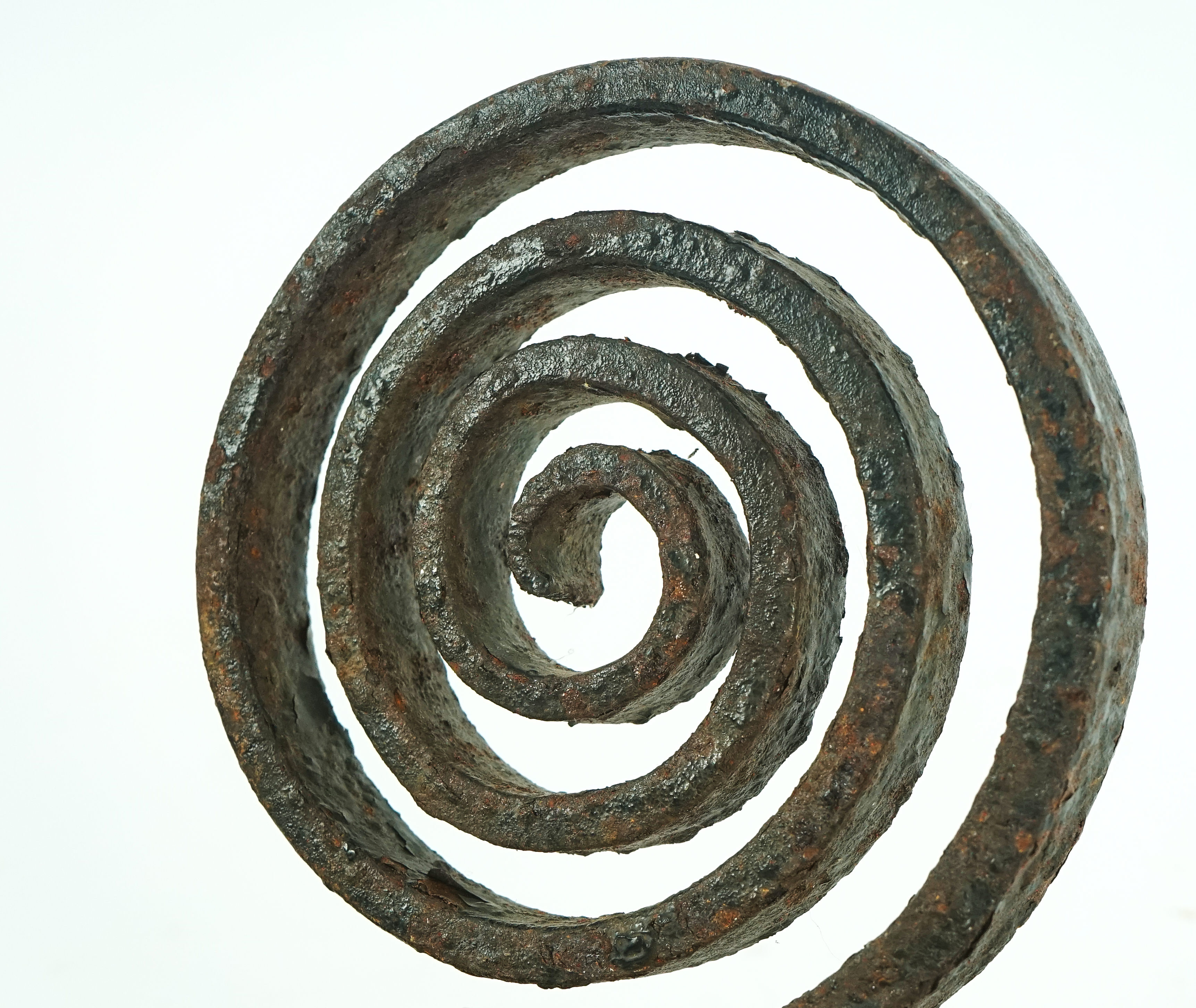 A novelty wrought iron door knocker in the form of a snail, on oak backing plate - Image 2 of 4