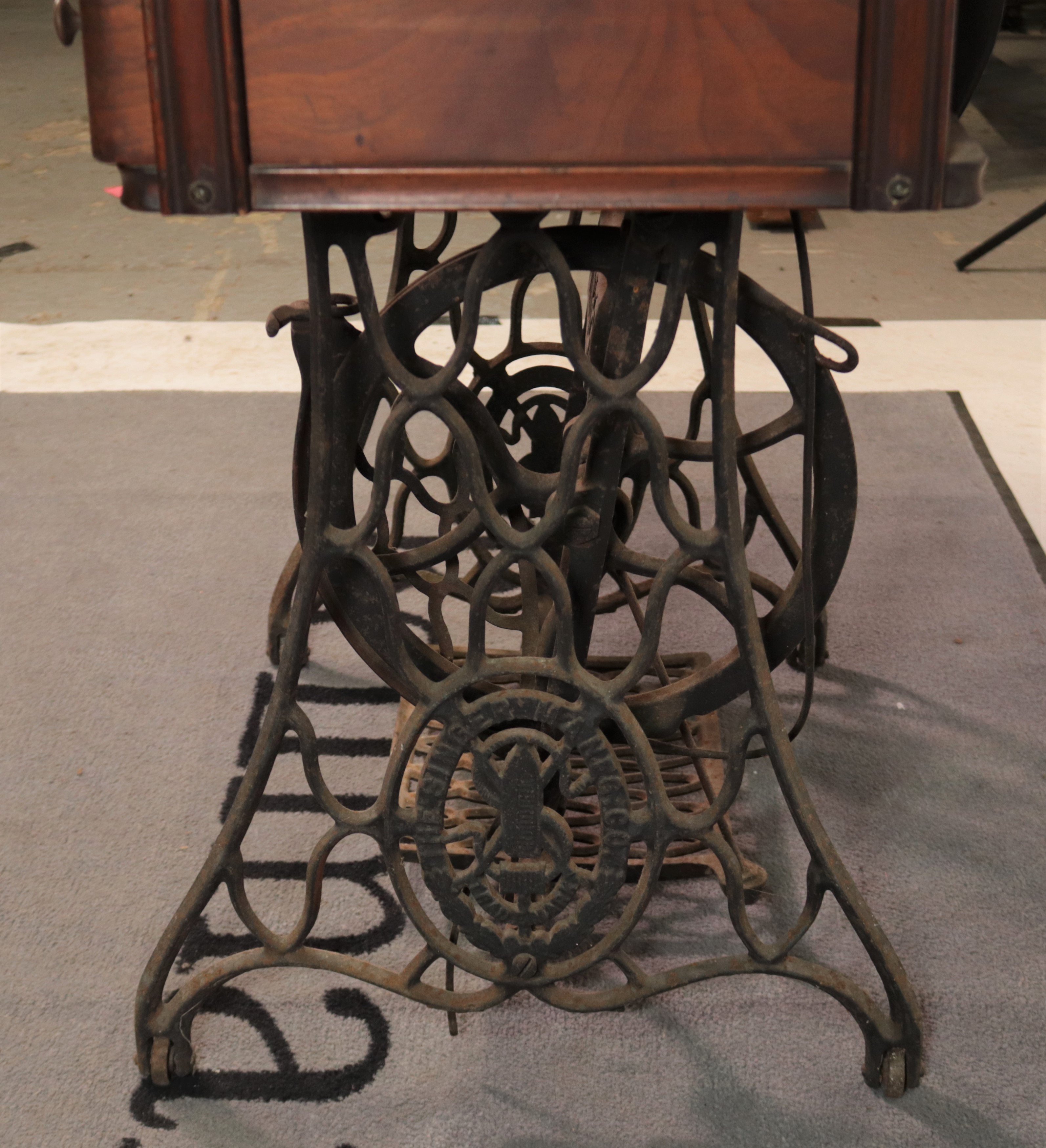 ‘Singer’ an early 20th century treadle powered sewing table - Image 6 of 8