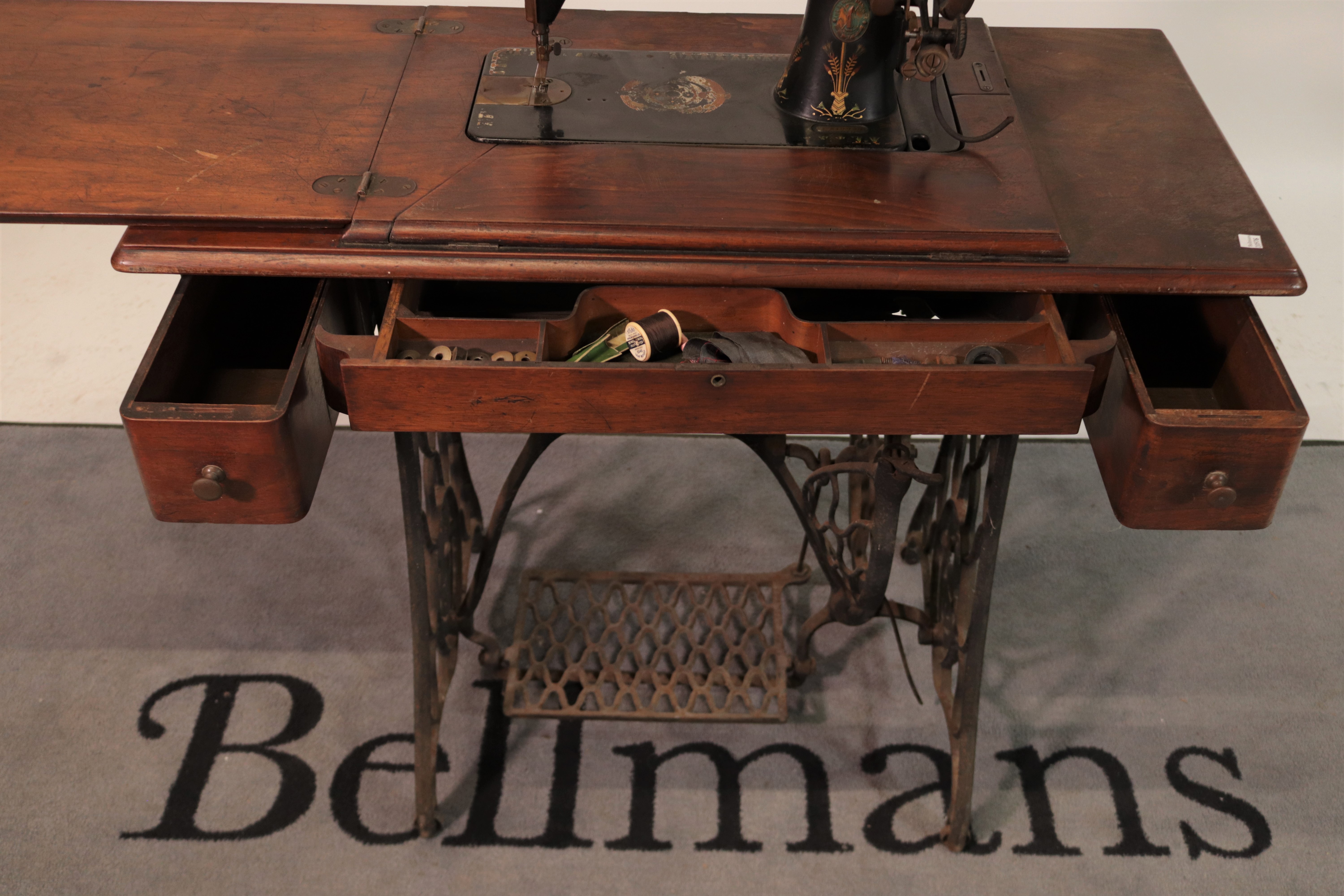 ‘Singer’ an early 20th century treadle powered sewing table - Image 4 of 8