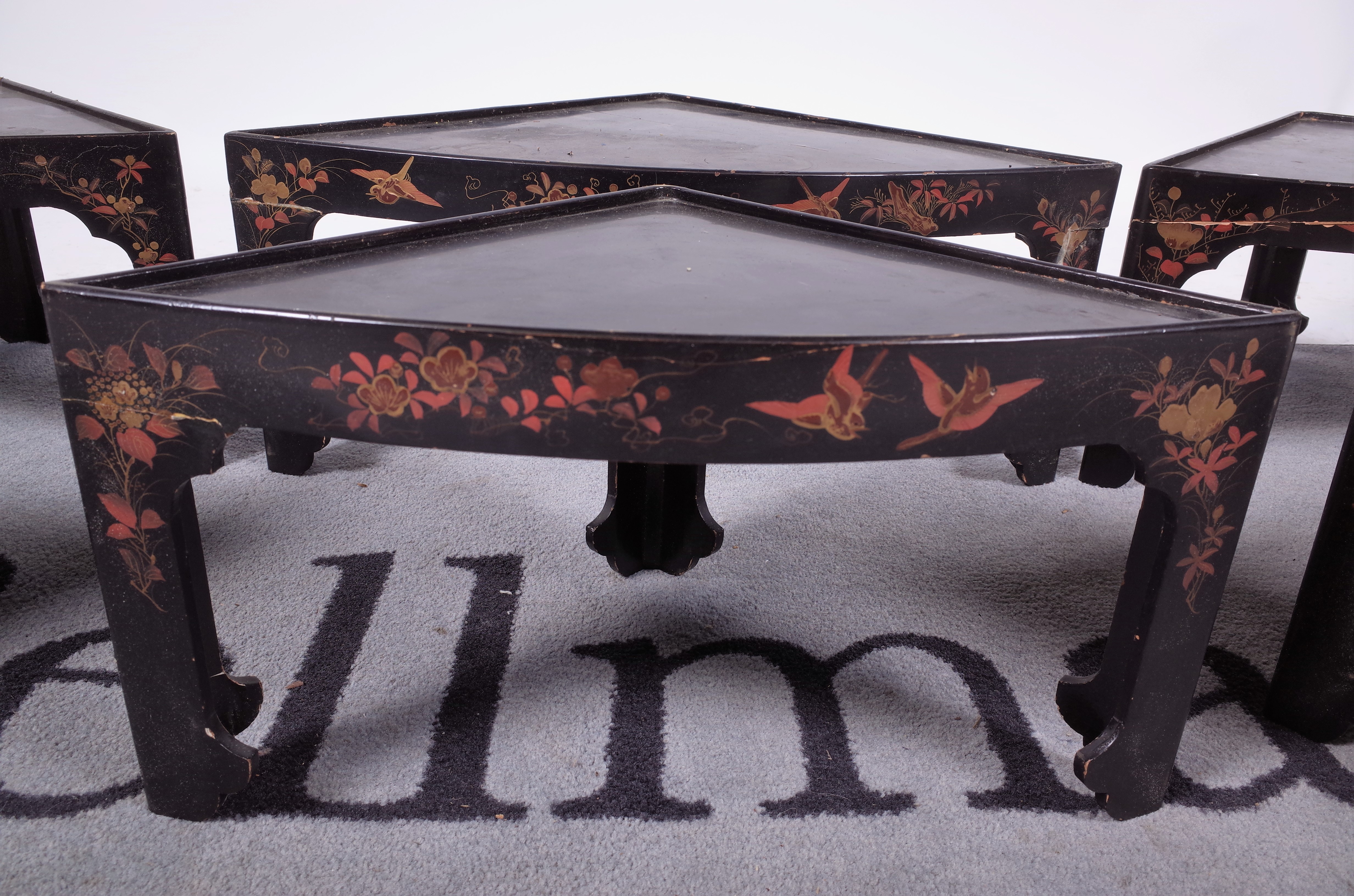 An early 20th century chinoiserie decorated nest of six tables - Image 5 of 5