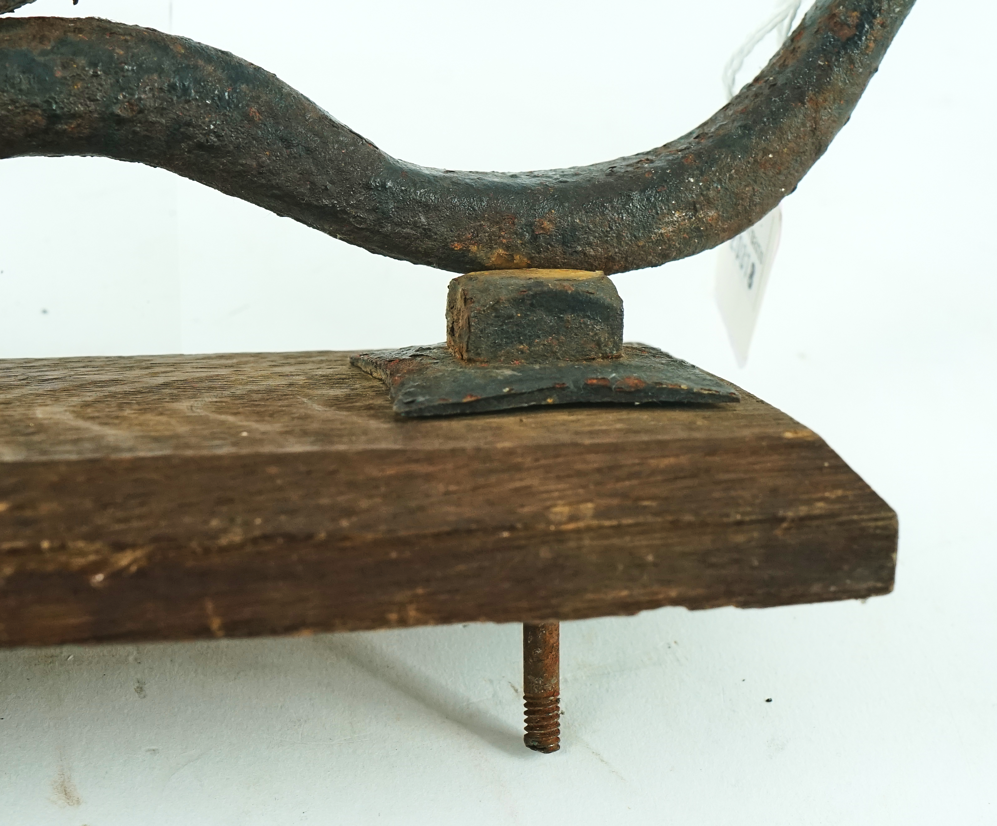 A novelty wrought iron door knocker in the form of a snail, on oak backing plate - Image 4 of 4