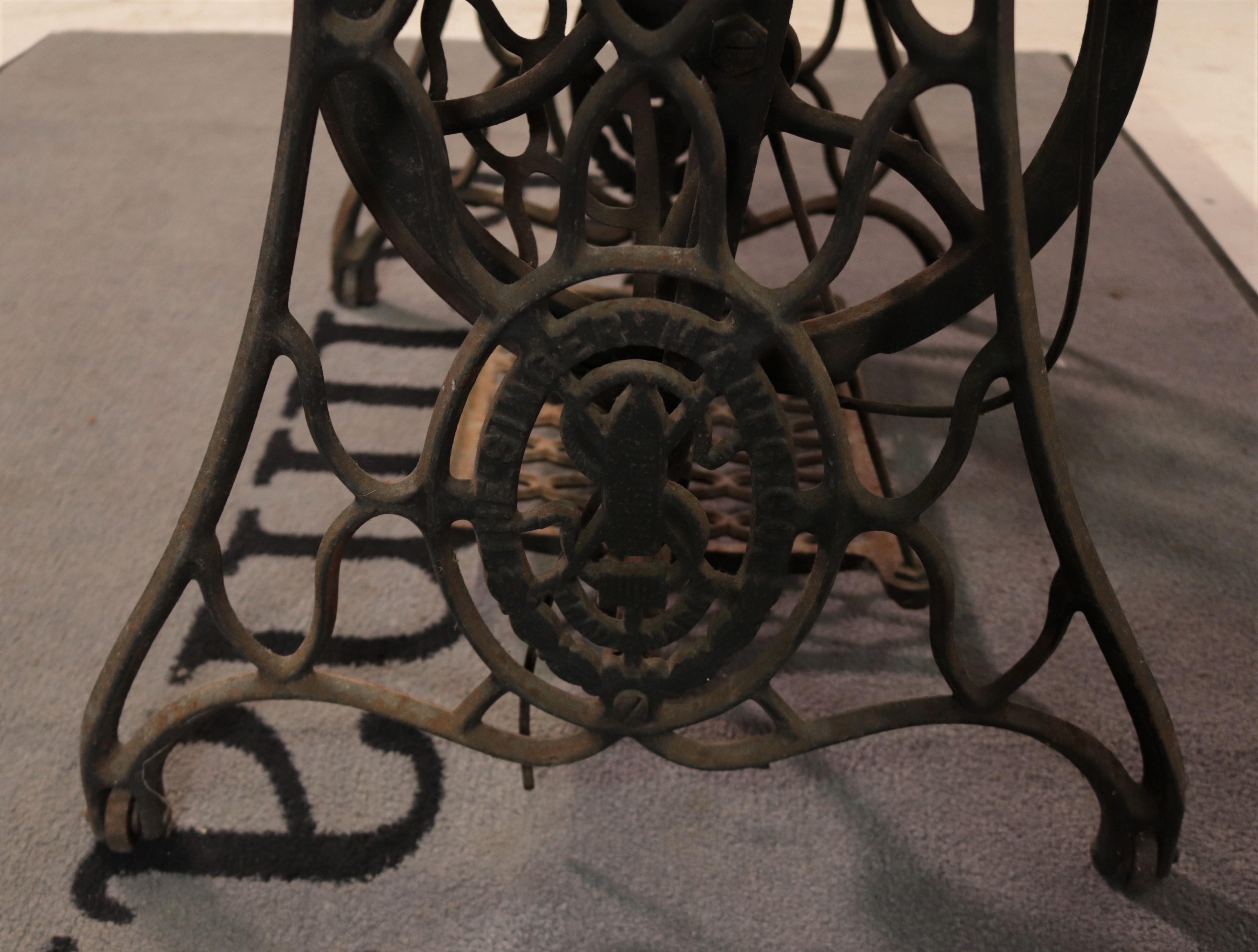 ‘Singer’ an early 20th century treadle powered sewing table - Image 7 of 8