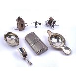 A SILVER TEA STRAINER AND SIX FURTHER ITEMS (7)