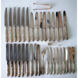 THREE ITEMS OF SILVER FLATWARE AND A GROUP OF KNIVES, MOSTLY WITH LOADED SILVER HANDLES (QTY)