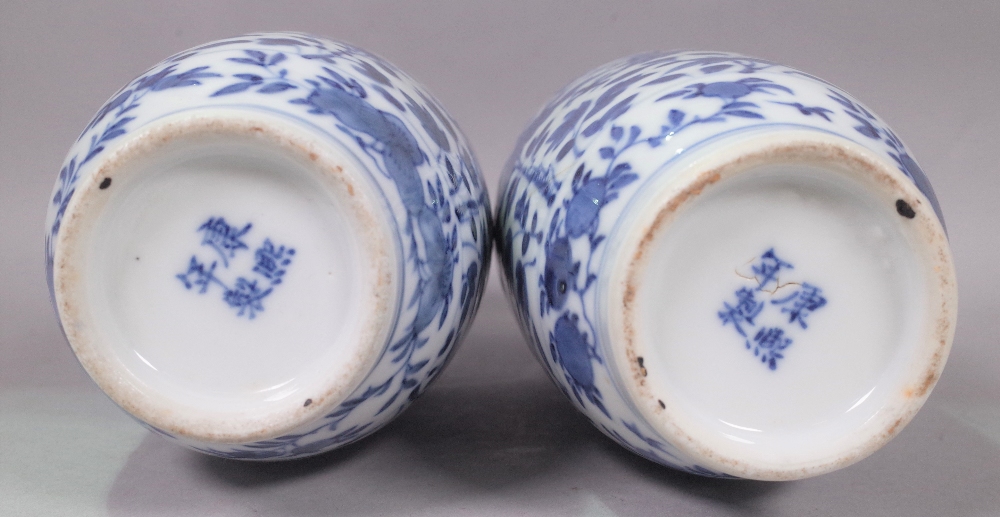 A PAIR OF MODERN CHINESE BLUE AND WHITE VASES - Image 4 of 8