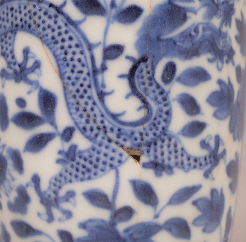 A PAIR OF MODERN CHINESE BLUE AND WHITE VASES - Image 3 of 8