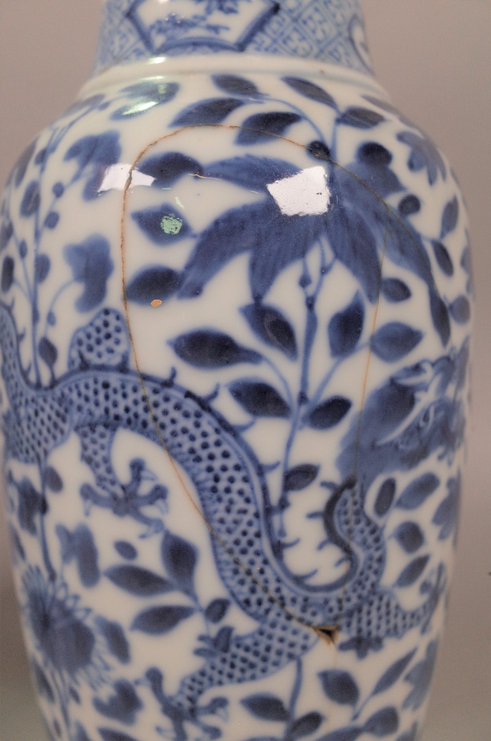 A PAIR OF MODERN CHINESE BLUE AND WHITE VASES - Image 2 of 8